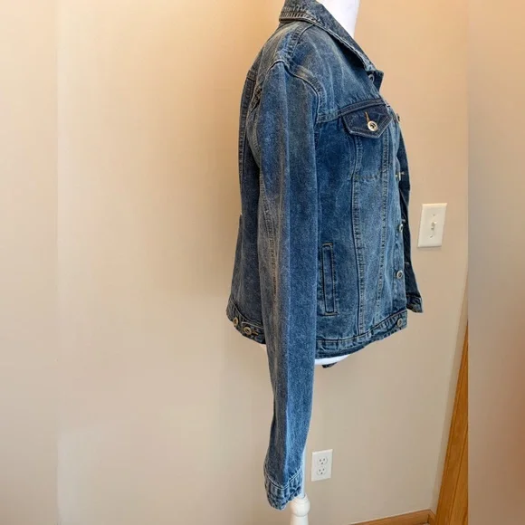 #109 Women’s Vintage-Inspired Blue Denim Jacket with Embroidery. Like New! - Picture 5 of 12